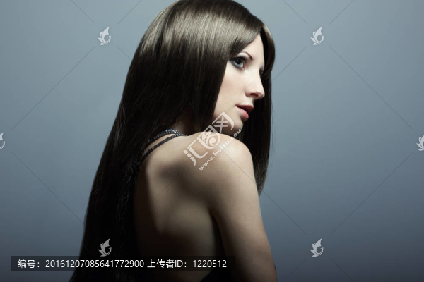一個年輕漂亮的黑發(fā)女人的時尚肖像