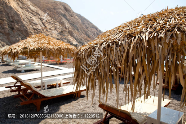 日光浴浴床在島；圣托里尼；希臘