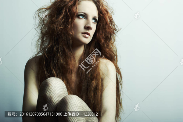 一個年輕美麗的紅發(fā)女子時尚寫真