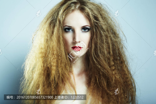 一個年輕漂亮的紅發(fā)女人的時尚寫真