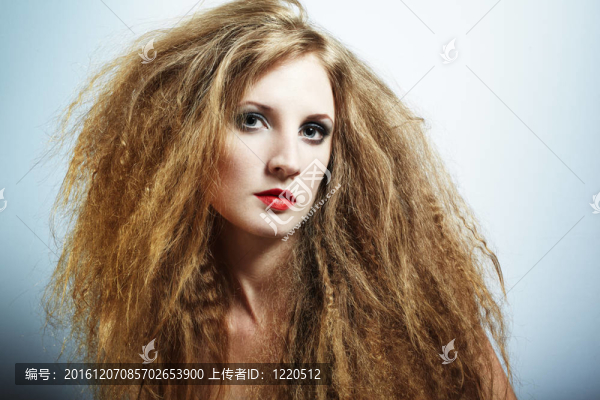 一個年輕漂亮的紅發(fā)女人的時尚寫真