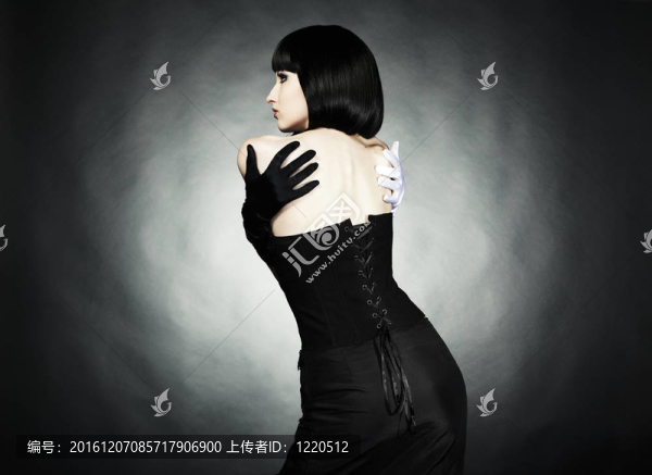 黑衣美女中的時尚肖像