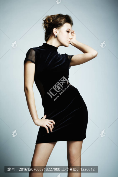 時尚寫真的年輕美麗優(yōu)雅的女人在黑色D