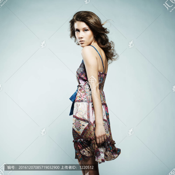 美麗的女人與優(yōu)雅的夏季禮服。時尚攝影