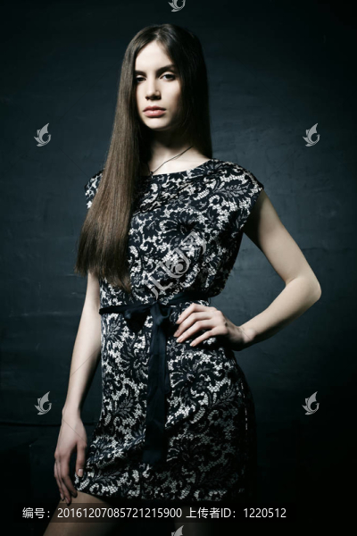 時尚寫真的年輕美麗優(yōu)雅的女人在黑色D