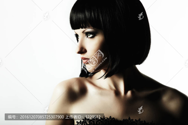 一個年輕漂亮的黑發(fā)女人的時尚肖像