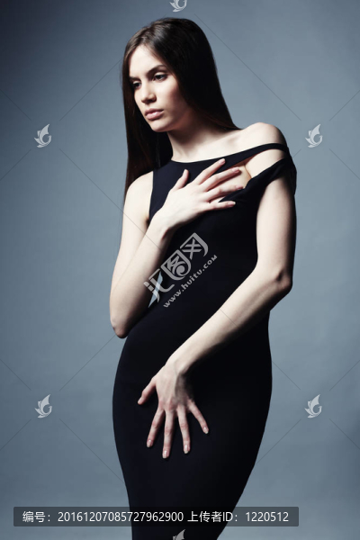 時(shí)尚寫真的年輕美麗優(yōu)雅的女人在黑色D
