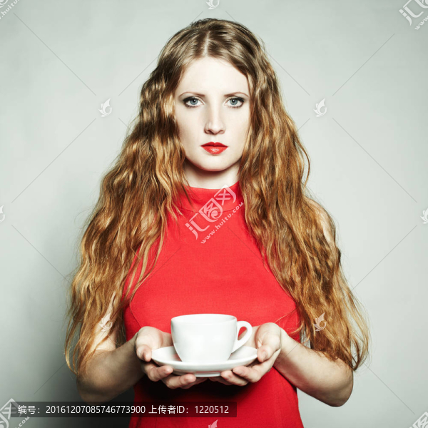 肖像女子在一個(gè)紅色的禮服與一杯咖啡在手