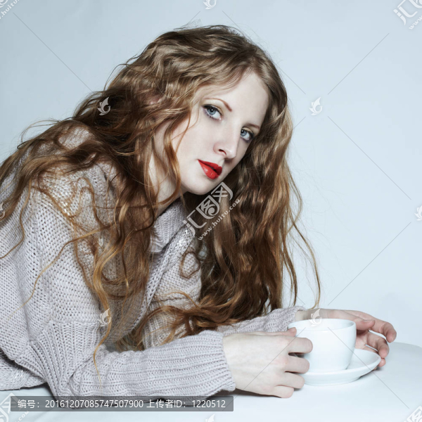 肖像女子與一杯咖啡躺在沙發(fā)上