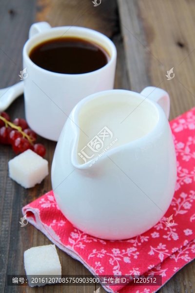 白色的牛奶和咖啡壺