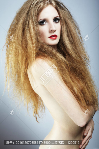 一個年輕漂亮的紅發(fā)女人的時尚寫真