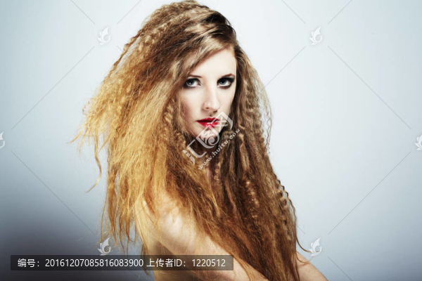 一個(gè)年輕漂亮的紅發(fā)女人的時(shí)尚寫真