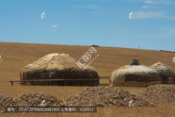 炎熱夏日草原的亞洲小村莊