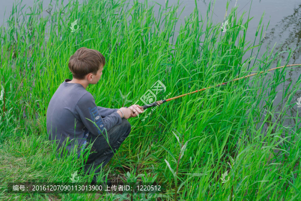 年輕的fiserman桿在河