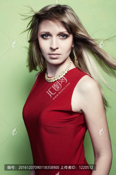 穿著紅色連衣裙的金發(fā)女郎的肖像