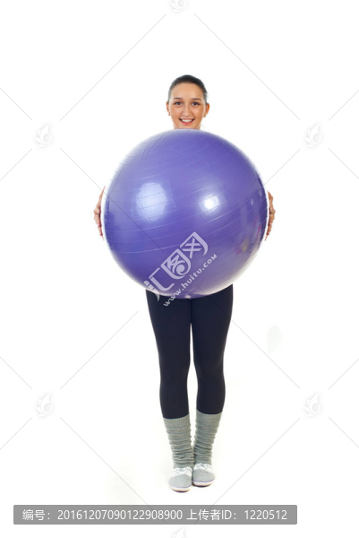 快樂體育的女人拿著普拉提的球