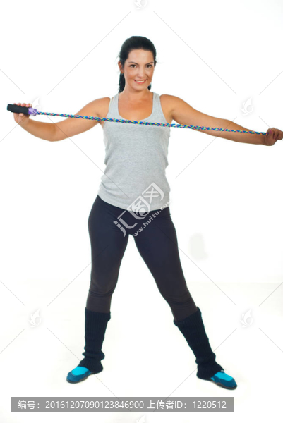 抱著跳繩的微笑女子