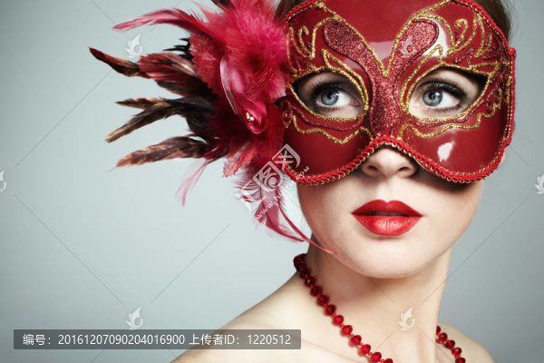 年輕美麗的紅色威尼斯面具神秘女人