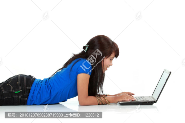 一個可愛的年輕女人在白色背景下使用筆記本電腦的肖像。
