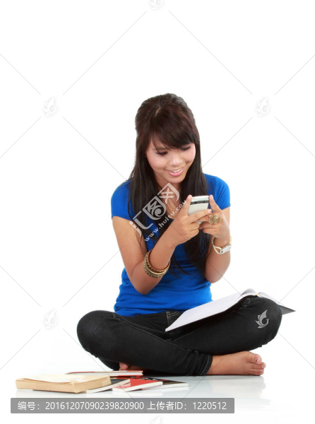 可愛的女孩拿著手機