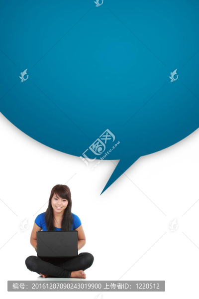年輕的休閑女性面帶微笑坐在筆記本電腦與框字孤立的背景