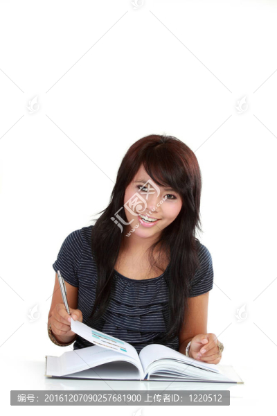 年輕迷人的女子閱讀書(shū)籍孤立的白色