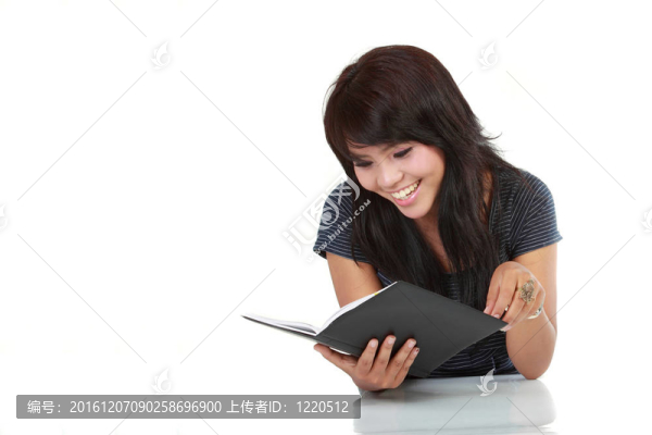 年輕女性快樂(lè)讀書；孤立于白色