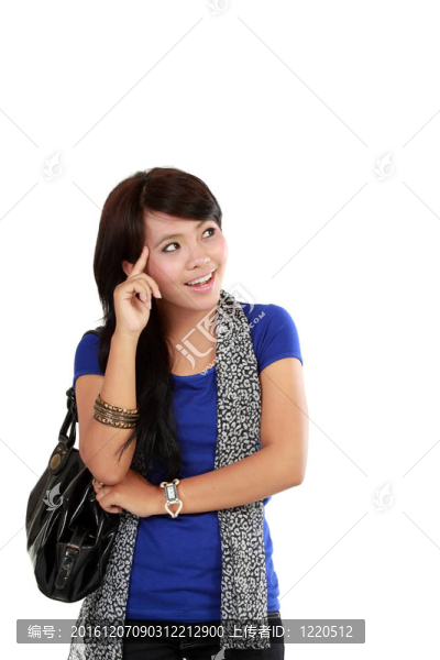 年輕迷人的女人拿著包