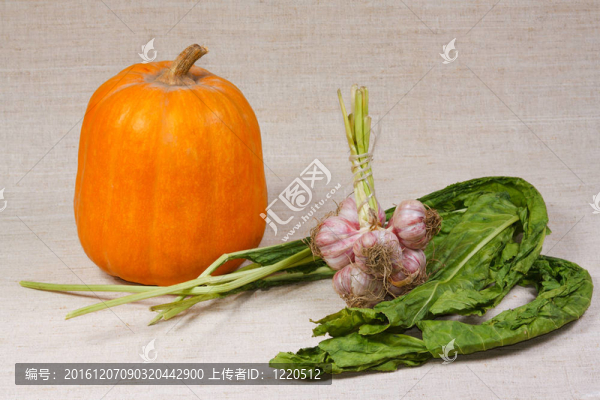 廚房里的新鮮大蒜和青菜