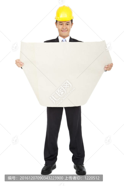 微笑的亞洲建筑師持有一套白色背景的建筑圖
