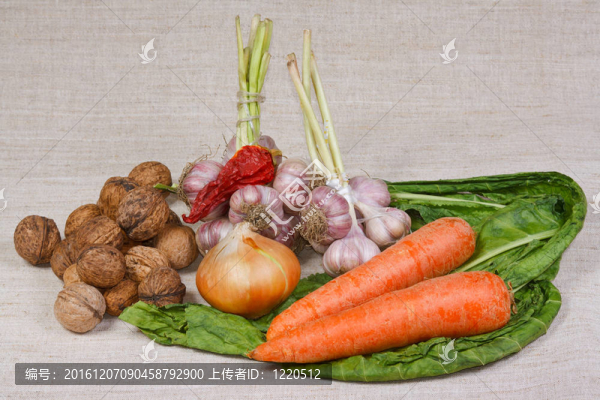 不同的新鮮蔬菜和堅果從廚房花園