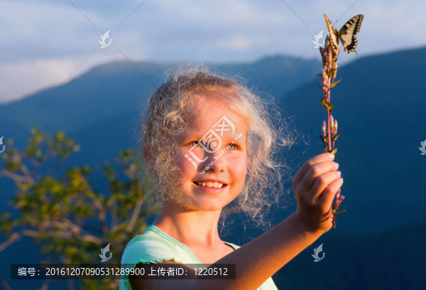 夕陽中的女孩與蝴蝶
