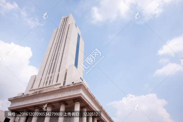 建筑施工。美麗晴朗的天空。