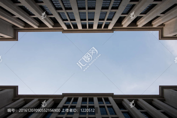 建筑物之間的天空。