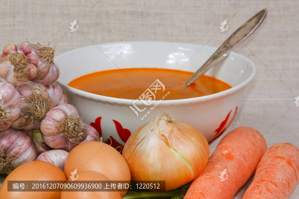 菜園里的湯和新鮮蔬菜