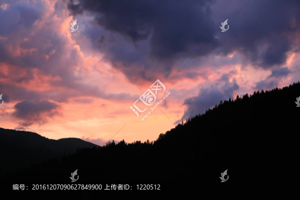 在山上日落