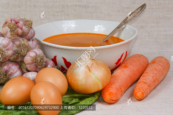 菜園里的湯和新鮮蔬菜