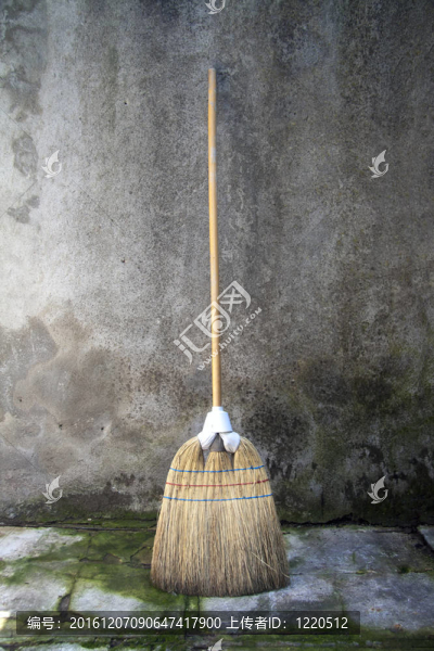 在一個(gè)垃圾背景掃帚