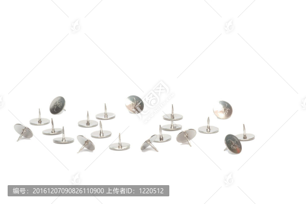 金屬釘在白色背景
