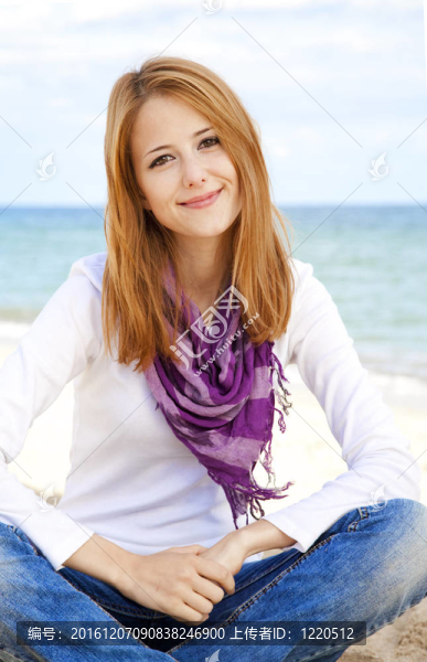 海灘上的年輕漂亮女孩。