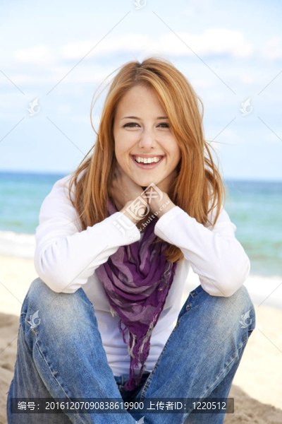 海灘上的年輕漂亮女孩。