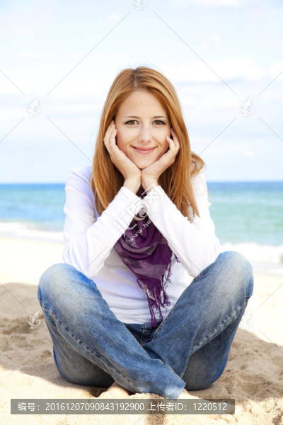 海灘上的年輕漂亮女孩。