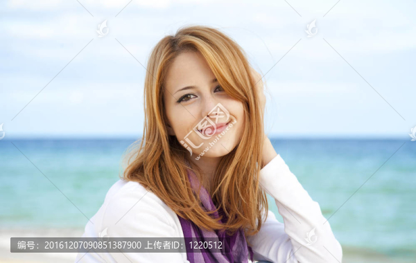 海灘上的年輕漂亮女孩。