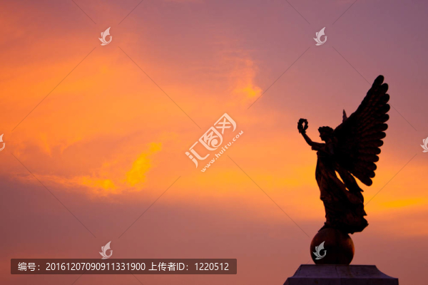 空中女神雕像。