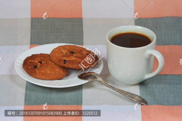 有甜餅干的咖啡杯