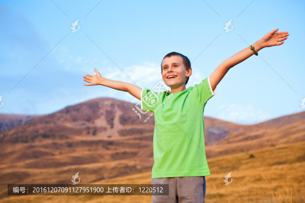 一个男孩在山上的肖像