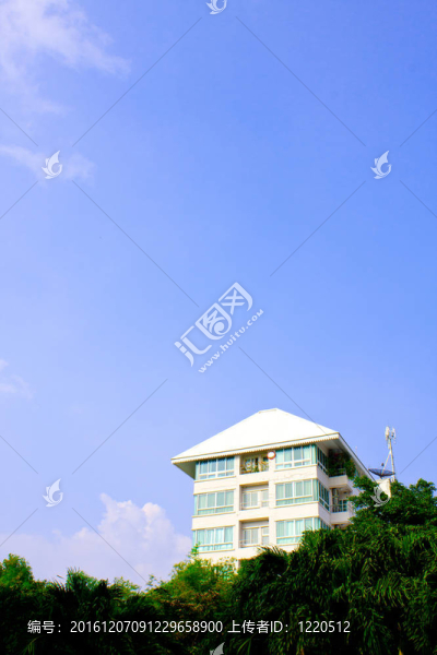 高高掛在天空的公寓。