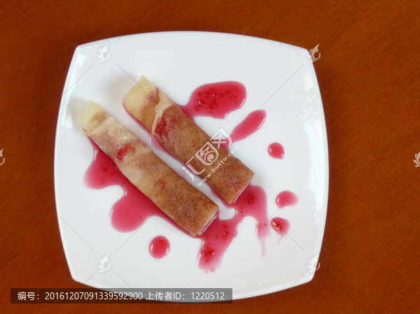 美味的自制煎餅與覆盆子果醬