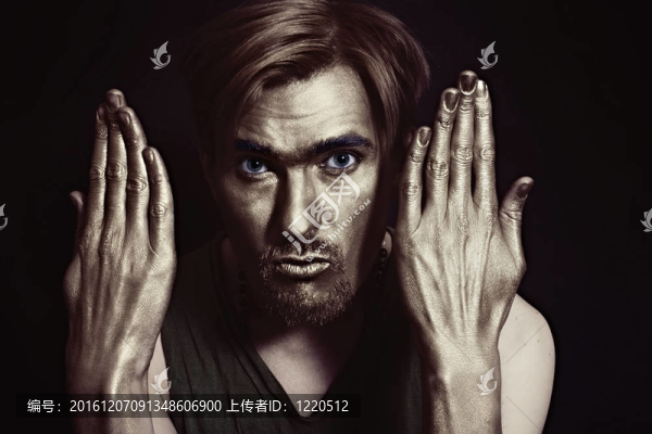 年輕迷人的碧眼男子與黃金化妝