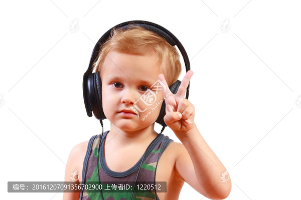 帶白色背景耳機的小男孩